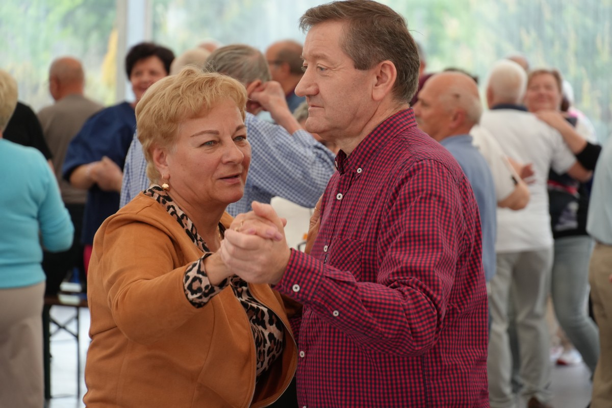 Na pierwszym planie tańcząca para. W tle kilkadziesiąc innych osób tańczących.