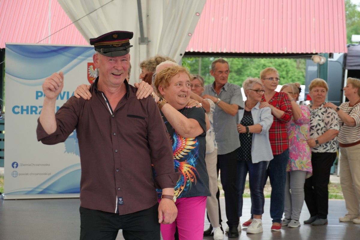 Kilkadziesiąt osób stających za sobą "gęsiego" do wspólnej, zabawy tanecznej