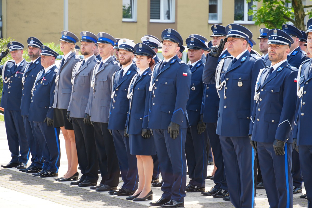 Policjanci stoją na placu