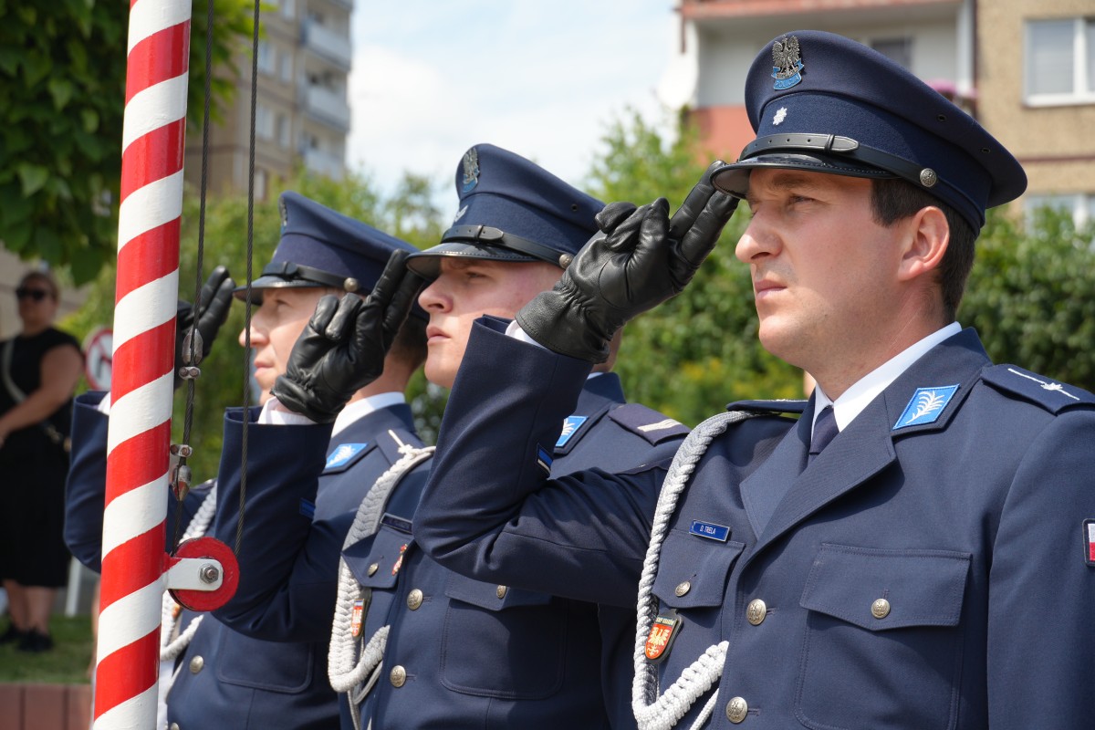 Policjanci stoją na placu