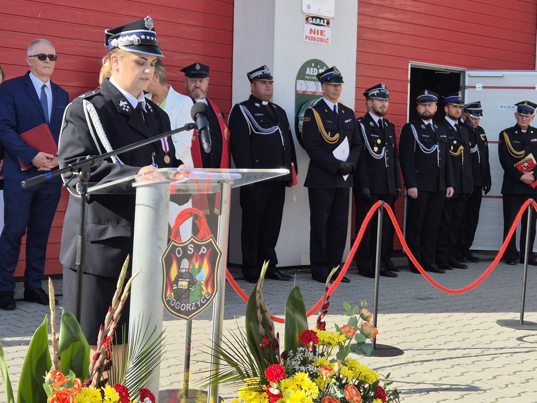 Strażak przy mównicy
