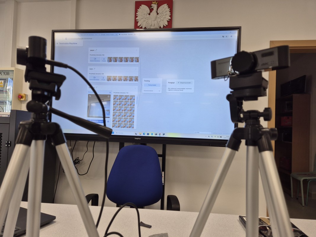 Sprzęt w pracowni informatycznej, na stole stoją kamery