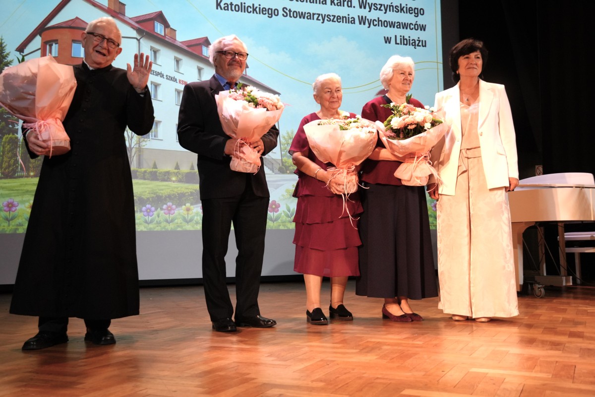 Dyrektor Anetta Szewczyk odbiera gratulacje