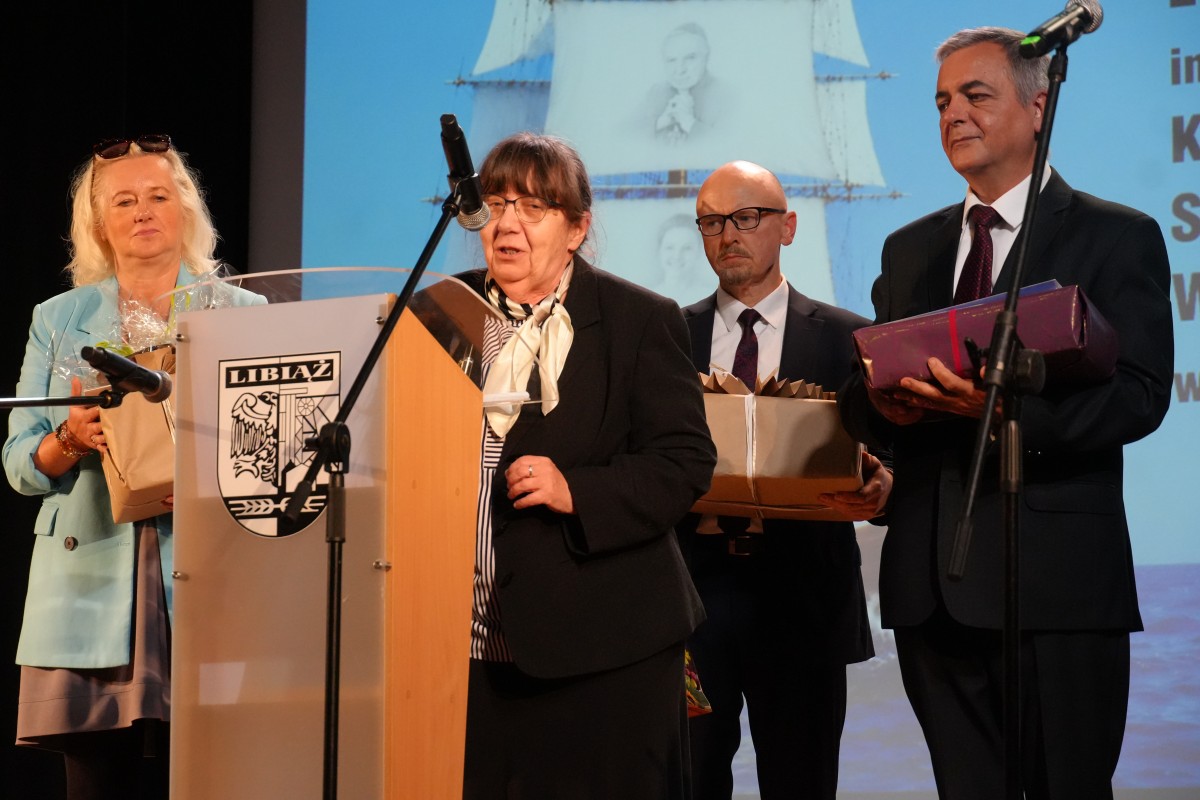 Dyrektor szkoły odbiera gratulacje