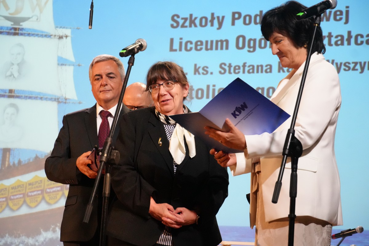 Dyrektor Anetta Szewczyk odbiera gratulacje