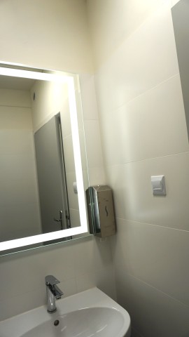 Lustro łazienkowe, umywalka 