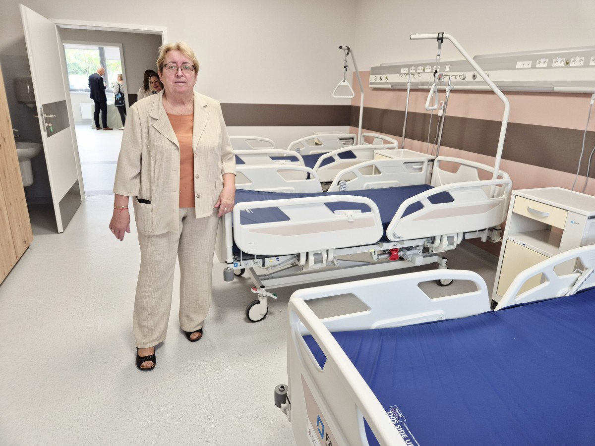 na zdjęciu Izabela Kiełbalska, kierownik Zakładu Opiekuńczo-Leczniczego w Chrzanowie na tle łóżek 