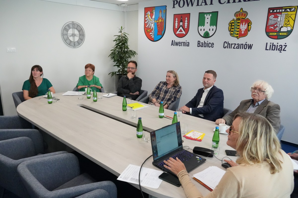 Spotkanie Powiatowej Rady Pożytku Publicznego. Na zdjęciu (od lewej) Urszula Wójcik, Dorota Bużyk, Przemysław Szklarczyk, Katarzyna Szarzyńska, Bartłomiej Gębala, Andrzej Jura i  Ewa Chromniak