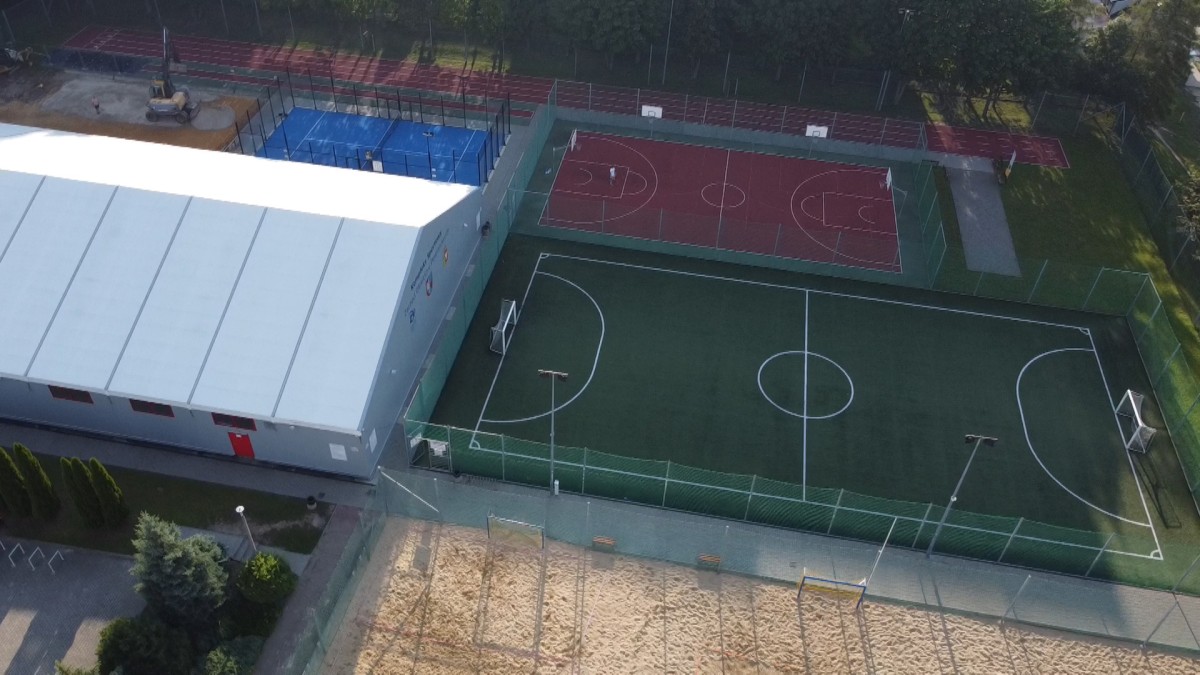 Widok z góry na kompleks sportowy w Chrzanowie