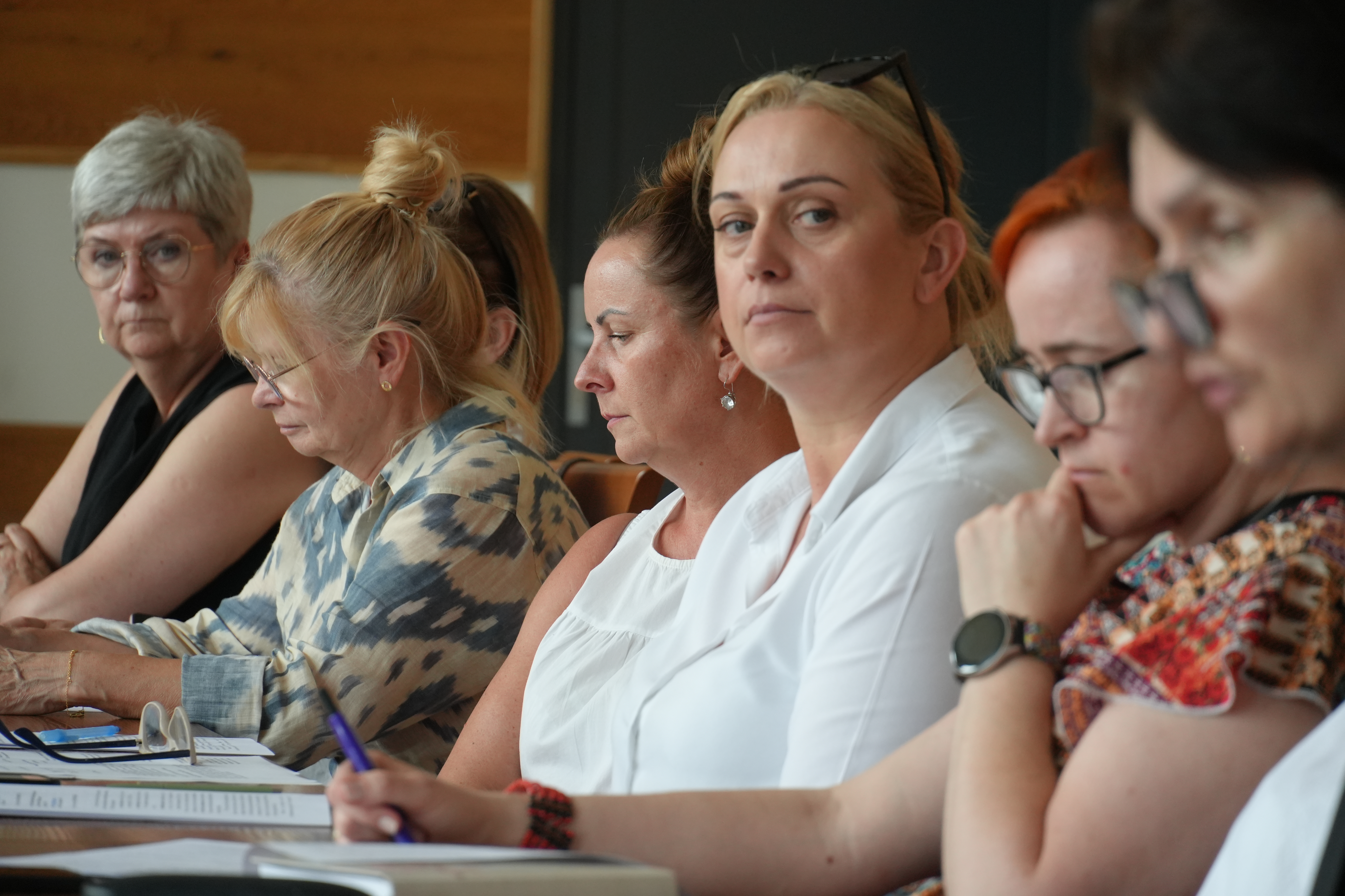 Uczestnicy spotkania siedza przy stołach