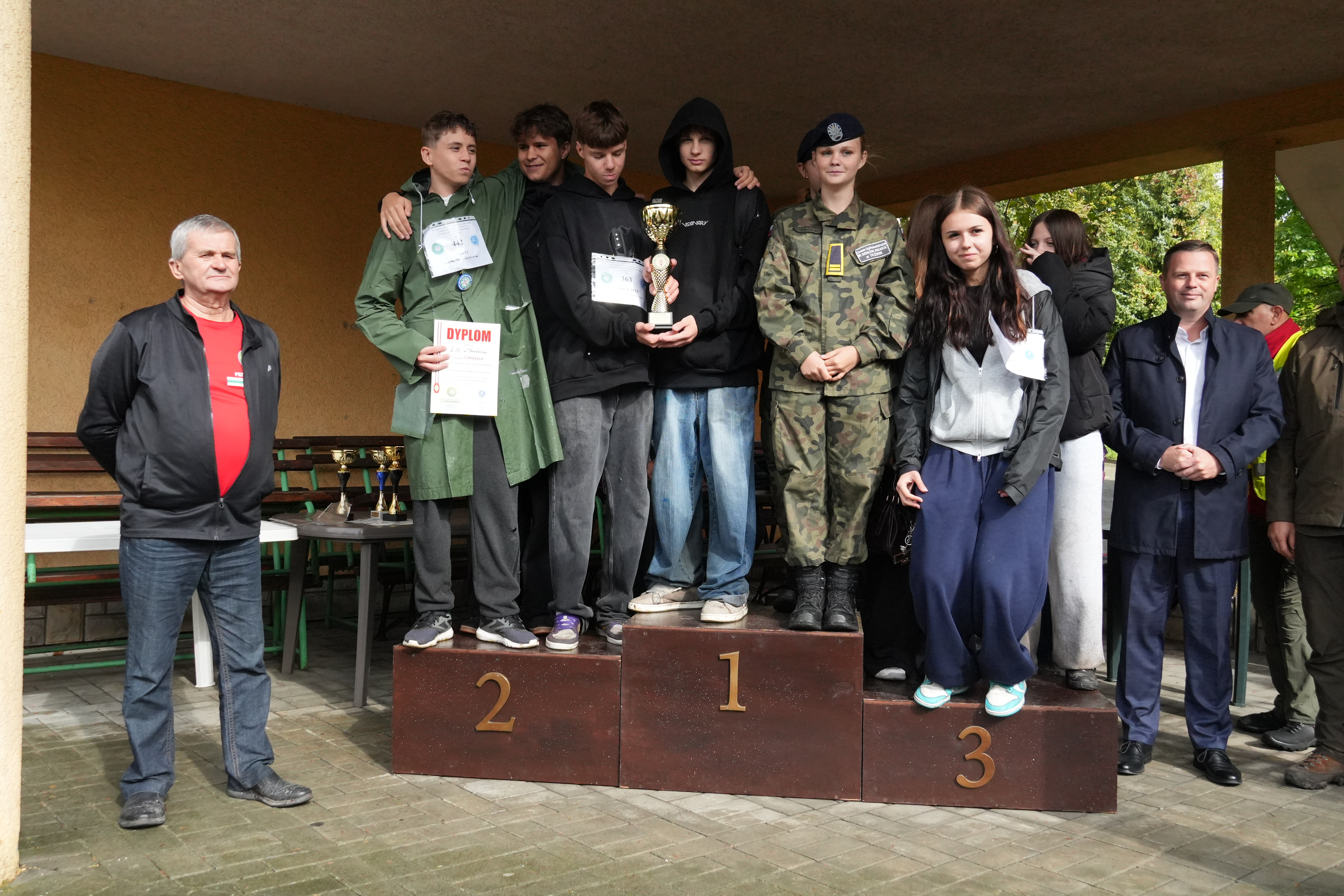 na zdjęciu znajdują się uczestnicy stojący na podium XXV Powiatowego Rajd na Orientację 
