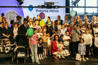Dzieci i dorośli z rodzin zastępczych pozują do zdjęcia