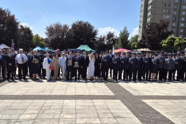 Uczestnicy uroczystości stoją na Placu Słonecznym