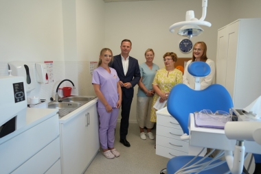 Kobiety i mężczyzna stoją w gabinecie dentystycznym