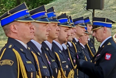Strażacy zostają odznaczeni medalami