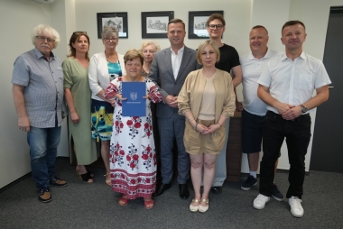 dotychczasowi członkowie rady pożyctku publicznego pozują na wspólnym zdjęciu