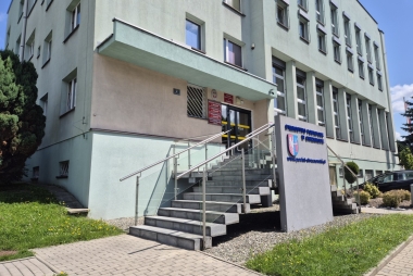 Główne wejście do budynku Starostwa Powiatowego w Chrzanowie