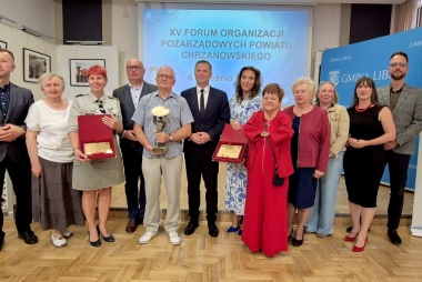 Laureaci nagród wraz z członkami Powiatowej Rady Działalności Pożytku Publicznego w Chrzanowie stoją pozując do zdjęcia