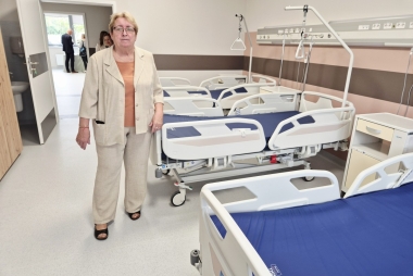 na zdjęciu Izabela Kiełbalska, kierownik Zakładu Opiekuńczo-Leczniczego w Chrzanowie na tle łóżek 