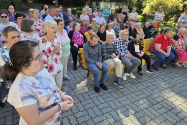 Uczestnicy festiwalu - osoby niepełnosprawne czekaja na występy