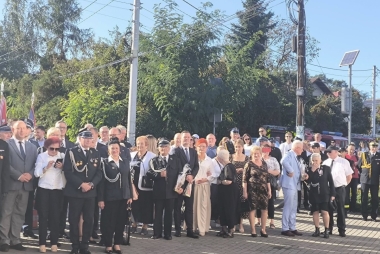 Strażacy i mieszkańcy zgromadzeni przed remizą strażacką 