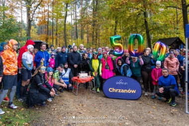 Zdjęcie zbiorowe biegaczy, nad nimi balony 500 