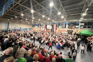 Uczestnicy biesiady w hali sportowej 