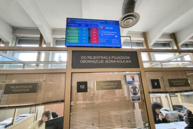 Okienka rejestracja pojazdów w sali operacyjnej starostwa 