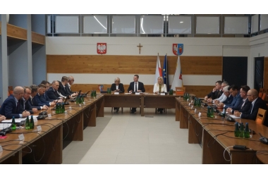 Zdjęcie kilkudziesięciu osób siedzących na sali obrad.