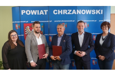 Zdjęcie 5 osób stojących przy ściance promocyjne Powiatu Chrzanowskiego. Od lewej: dwójka przedstawicieli firmy WIKOS FRESH, dyrektor PZD, starosta oraz wicestarosta chrzanowski.