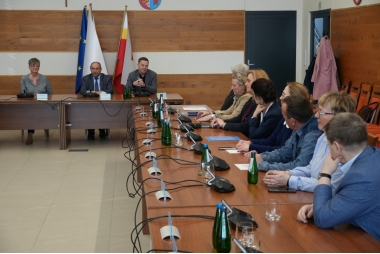 Zdjęcie kilkudziesięciu osób na sali narad siedzących przy stołach.