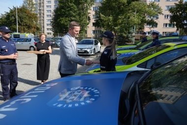 Zdjęcie przedstwiające przekazanie przez  Bartłomieja Gębalę, Starostę Chrzanowskiego, kluczyków do nowego radiowozu policjantce 