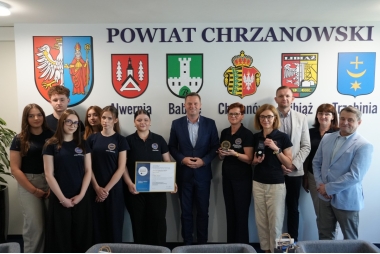 Wspólne zdjęcie kilkunastów osób, w tym: uczniów, nauczycieli i urzędników.