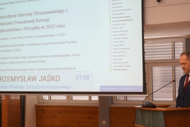 Dyrektor ZKO referuje temat przy mównicy 