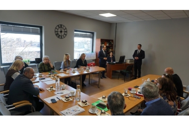 Zdjęcie kikunastu osób w sali konferencyjnej.