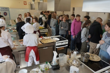 Praocownia gastronomiczna, w niej dużo młodzieży