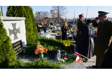 Starszy mężczyzna w mundurze salutuje przed Grobem Nieznanego Żołnierza 