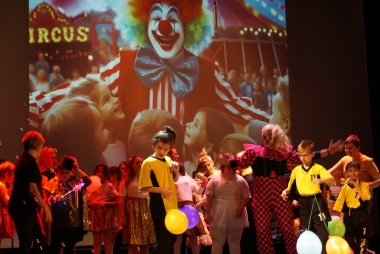 Zdjęcie z festiwalu 2024 r, dzieci na scenie z balonami