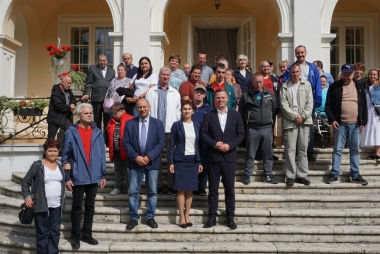 zdjęcie zbiorowe grupy na schodach pałacu 