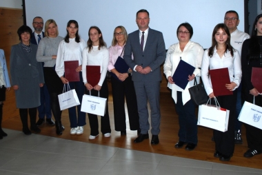 Zdjęcie zbiorowe: laureatki z rodzicami i nauczycielami 