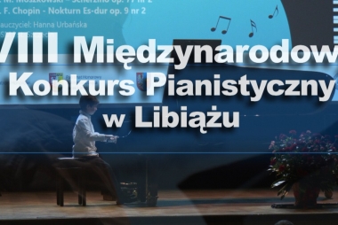 Stopklatka z filmu. Przy pianinie kilkuletni chłopak 