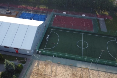 Widok z góry na kompleks sportowy w Chrzanowie