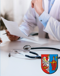 Stetoskop, herb powiatu, w tle postać w białym kitlu 