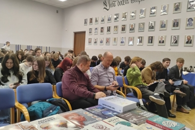 Młodzież w sali lekcyjnej podczas wykładu 