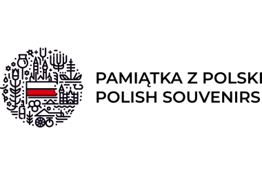 Logotyp przedstawiający polską flagę, roślinność i kontury budynków historycznych. Obok napis. 