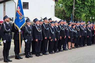 Strażacy z Libiąża stoją na drodze przed remizą