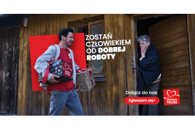 Zdjęcie, z lewej strony młody mężczyzna ubrany w czerwoną koszulkę trzyma w rękach dwie paczki, z prawej strony kobieta wychodząca z domu, patrząca w jego stronę. Na zdjuąciu napisy i logotyp Szlachetnej Paczki.