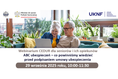 Grafika. W środku zdjęcie pary starszych osób patrzących na laptopa przed nimi. W tle mieszkanie z dużą ilością kwiatów. Na dole napis o szkoleniu. Na górze logotypy. 