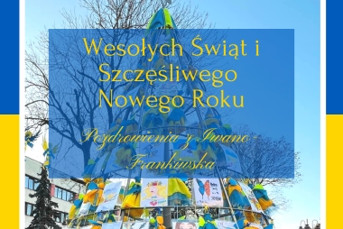 Kartka świąteczna, zdjęcie choinki z rysunków i żółto-niebieskich kokard 