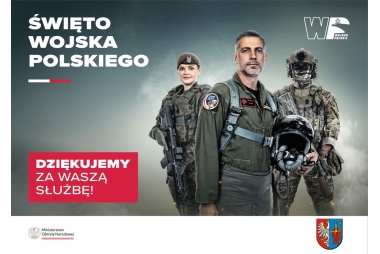 Zdjęcie trójki żołnierzy. W tle dym i szare tło. Wokół napisy i logotypy. 